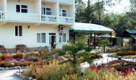 Двор, отель Арлюма, г. Сочи, Лазаревский район, с. Якорная Щель