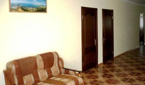 Первый этаж, коридор, частная гостиница Екатерина, г. Геленджик