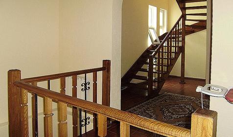 Деревянная лестница мини-гостиницы Чайка, г. Сочи