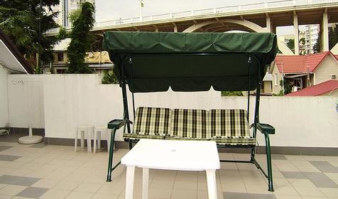 Во дворе мини-гостиницы Чайка, г. Сочи