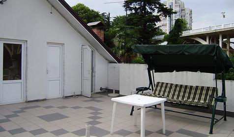 Во дворе мини-гостиницы Чайка, г. Сочи