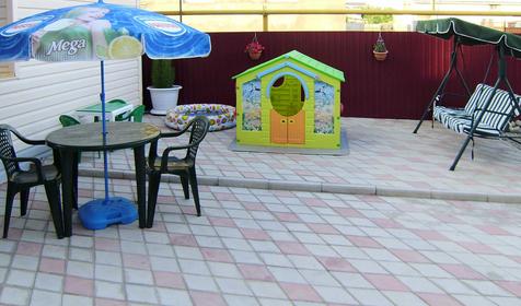 Место для отдыха и детская площадка во дворе. Гостевой дом Анна, г. Анапа, кп. Витязево