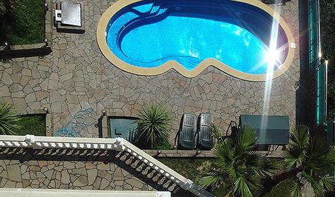 Вид с террасы на бассейн гостевого дома Морская панорама, г. Сочи