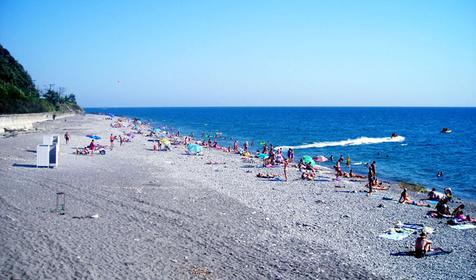Пляж неподалеку от оздоровительного центра Гармония, г. Сочи, Лазаревский район, п. Якорная щель