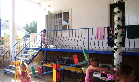 Во дворе мини-гостиницы Лиза, г. Анапа, п. Витязево