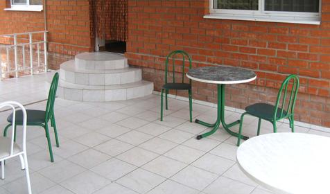 Места для отдыха во дворе гостевого дома Екатерина, г. Геленджик