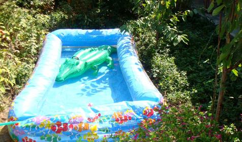 Детский бассейн во дворе гостевого дома Елена, г. Геленджик