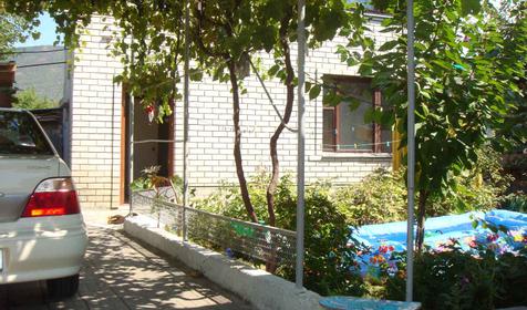 Во дворе гостевого дома Елена, г. Геленджик