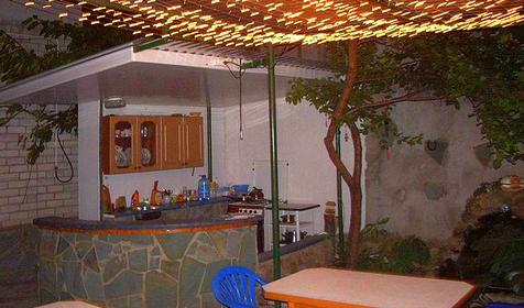 Во дворе мини-отеля Водопад, г. Геленджик