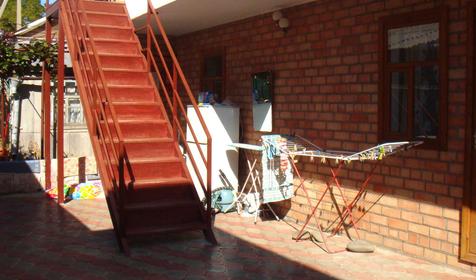 Двор частной мини-гостиницы по ул. Морская, г. Ейск