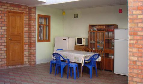 Летняя кухня частной мини-гостиницы по ул. Морская, г. Ейск