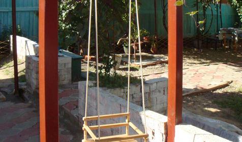 Детские качели. Гостевой дом по ул. Морская, г. Ейск