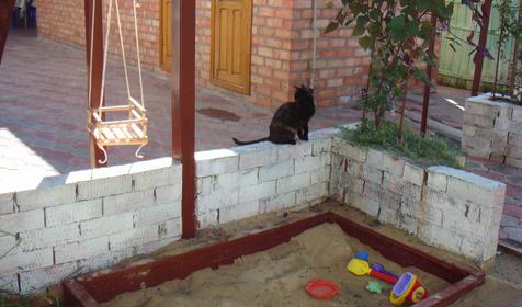 Детская песочница частной мини-гостиницы по ул. Морская, г. Ейск