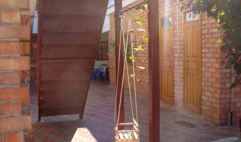 Детские качели частной мини-гостиницы по ул. Морская, г. Ейск