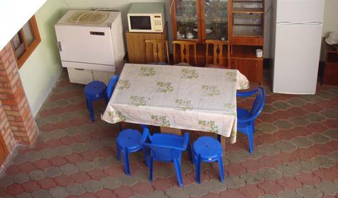 Летняя кухня частной мини-гостиницы по ул. Морская, г. Ейск