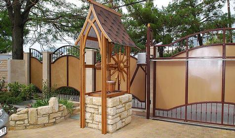 Во дворе гостевого дома Кипарис, г Геленджик