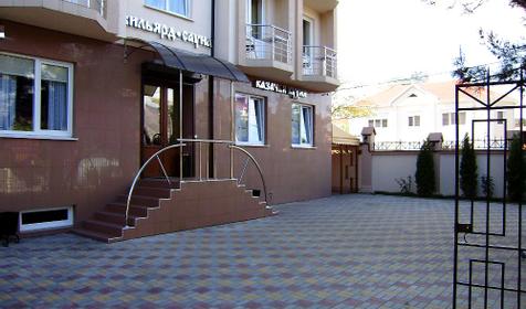 Автостоянка на территории мини-отеля Дом казака, г. Геленджик