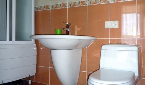 Санузел номера гостевого дома Де Люкс, г. Анапа