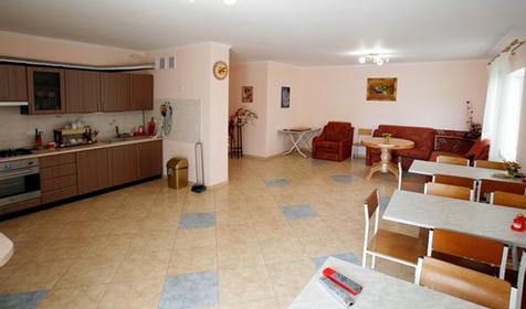 Общая кухня-столовая, гостиничный дом Бархатный сезон, г. Геленджик, с. Кабардинка