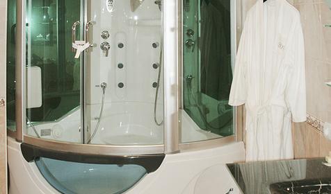 Душевая кабина номера Апартаменты гостиничного комплекса BelHotel, г. Белореченск