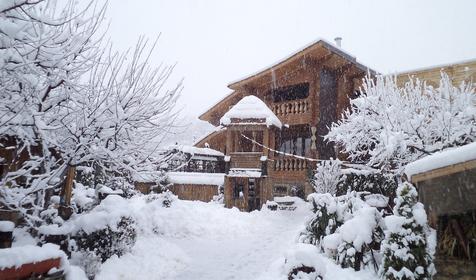 Гостиница Терем у реки зимой, Республика Адыгея, Майкопский район, п. Каменномостский