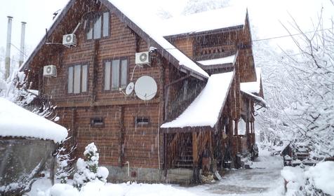 Гостиница Терем у реки зимой, Республика Адыгея, Майкопский район, п. Каменномостский