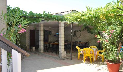 Двор частного гостевого дома по переулку Почтовый 7а, Туапсинский район, п. Джубга