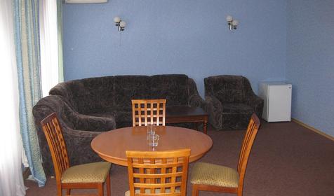 Двухкомнатный номер Люкс мини-гостиницы Морской центр, г. Ейск