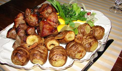 Шашлык из свинины и картофель запеченные на мангале. Ресторан Бульвар, г. Анапа