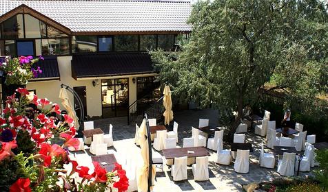 Вид с балкона номера гостевого дома Феличи на ресторан на открытом воздухе, г. Анапа, п. Витязево