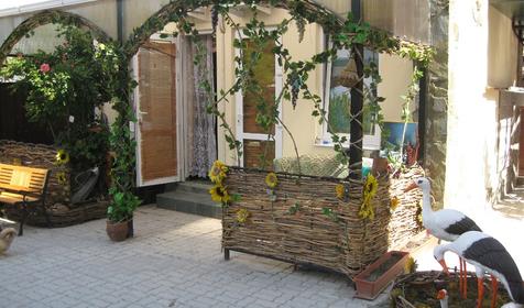 Двор мини-отеля Вега, г. Геленджик, с. Кабардинка