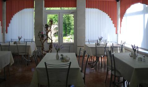 Столовая гостевого дома Валерия, г. Новороссийск, с. Абрау-Дюрсо