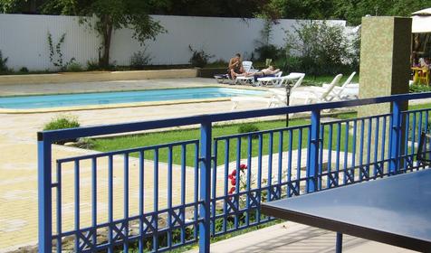 Теннисный стол и бассейн. Гостиница Светлана. г. Геленджик