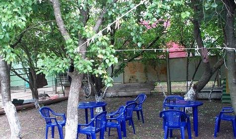 Место для отдыха во дворе. Гостевой дом на ул. Блюхера 30, г. Ейск