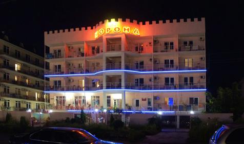 Отель Корона вечером, г. Анапа, п. Витязево