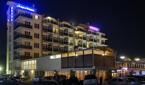 Отель Ателика Гранд Меридиан вечером, г. Анапа, п. Витязево