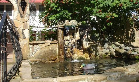 Бассейн с родниковой водой. Гостевой двор Ачишхо, г. Сочи, п. Красная Поляна