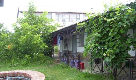 Одноэтажный корпус частного пансионата Цветочная-25, г. Темрюк, ст-ца Голубицкая