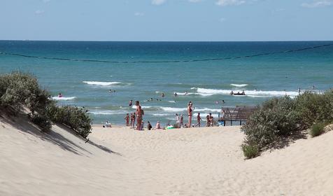 Вид на пляж из корпуса. Гостиничный комплекс Галатея, г. Анапа, п. Джемете