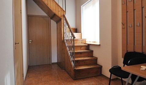 Лестница и холл на первом этаже vip дома, жилой комплекс Сияние Тамани, Темрюкский район, ст. Голубицкая