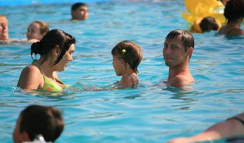 Купание в плавательном бассейне. Аквапарк Немо, г. Ейск