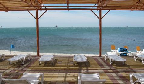 Теневой навес с шезлонгами. Оздоровительный комплекс Лазурный, г. Геленджик. с. Кабардинка