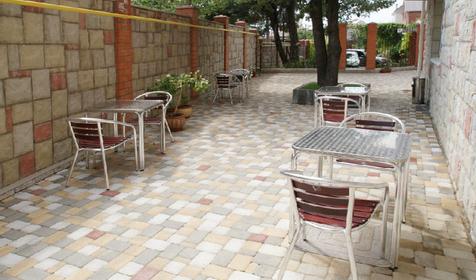 Места для отдыха во дворе. Гостевой дом Дивный, г. Геленджик