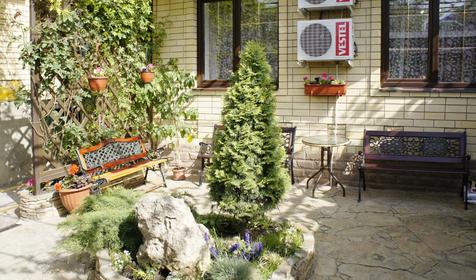 Двор гостевого дома Alfa (Альфа), г. Анапа