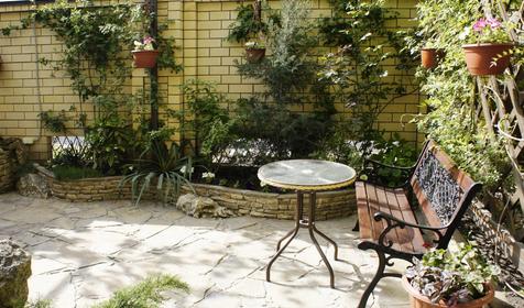 Двор гостевого дома Alfa (Альфа), г. Анапа