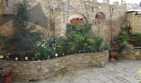 Двор гостевого дома Alfa (Альфа), г. Анапа