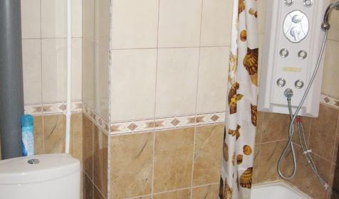 В номерах: двуспальные кровати, телевизор,кондиционер, санузел. Площадь номеров от 12 до 22 кв.м. Есть один двухкомнатный номер. Предусмотрена ежедневная уборка номеров.