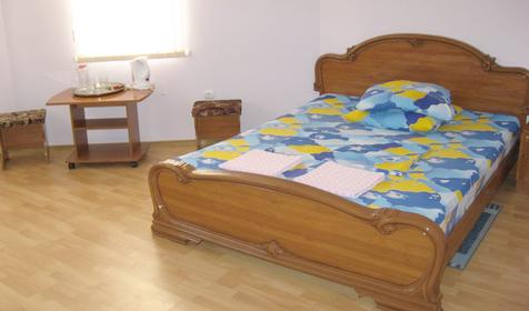 В номерах: двуспальные кровати, телевизор,кондиционер, санузел. Площадь номеров от 12 до 22 кв.м. Есть один двухкомнатный номер. Предусмотрена ежедневная уборка номеров.