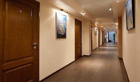 Холл-коридор. Гостиница Экипаж, г. Сочи
