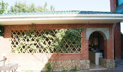 Во дворе гостевого дома Парус, г. Анапа, п. Витязево